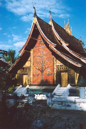 This temple dates to 1560 and was under royal patronage until communists abolished the monarchy in 1975.