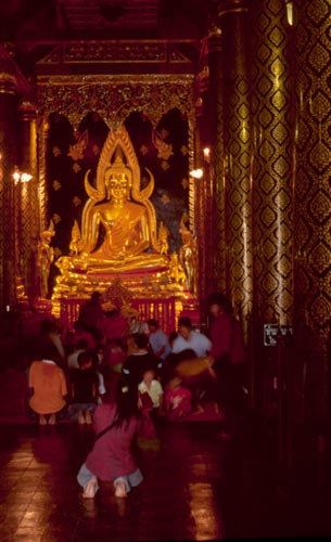 King Boromatrailokanat of Ayuthaya built this temple as a symbol of his domination of Phitsanulok and Sukhothai.